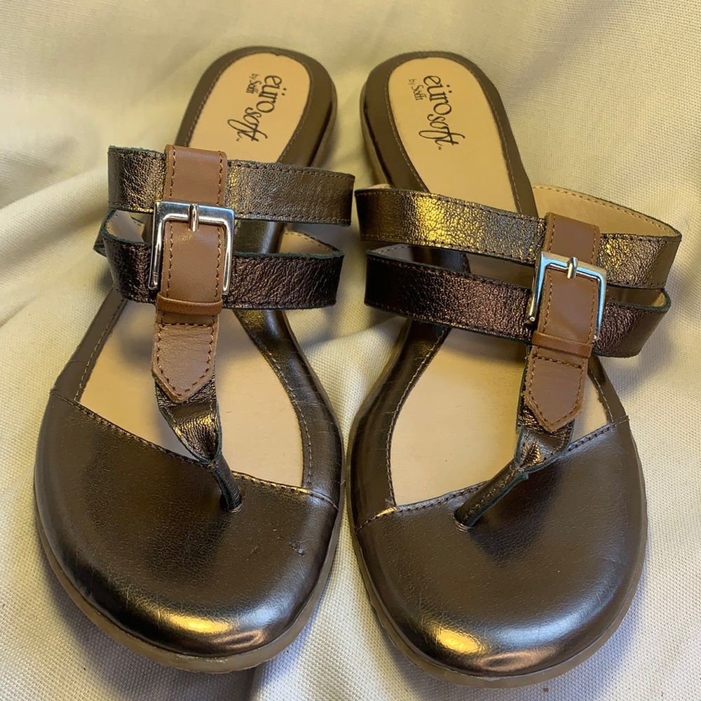 NWT Euro Sofft thong sandals never worn metallic